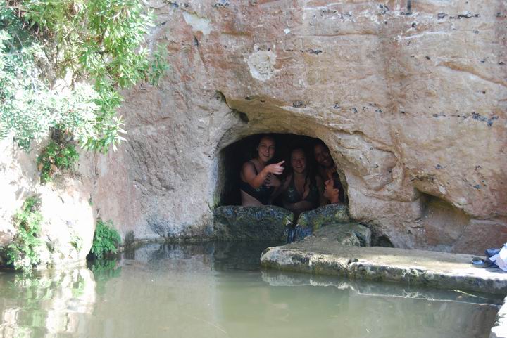 Siah brook: hikers refresh at the cave of the spring