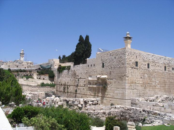 View of the southern wall, with Robinson arch.