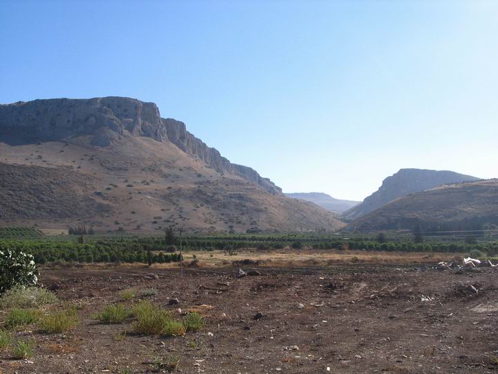 The Arbel cliffs in the back of Migdal.