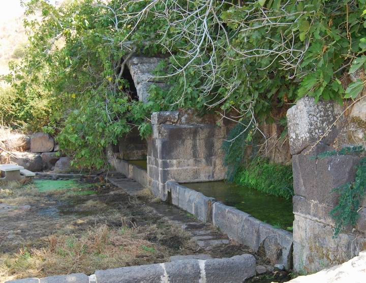 Double-arched spring, Em Hakshatot