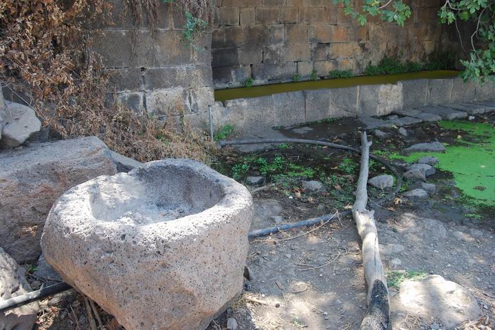 Double-arched spring, Em Hakshatot