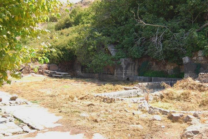 Double-arched spring, Em Hakshatot