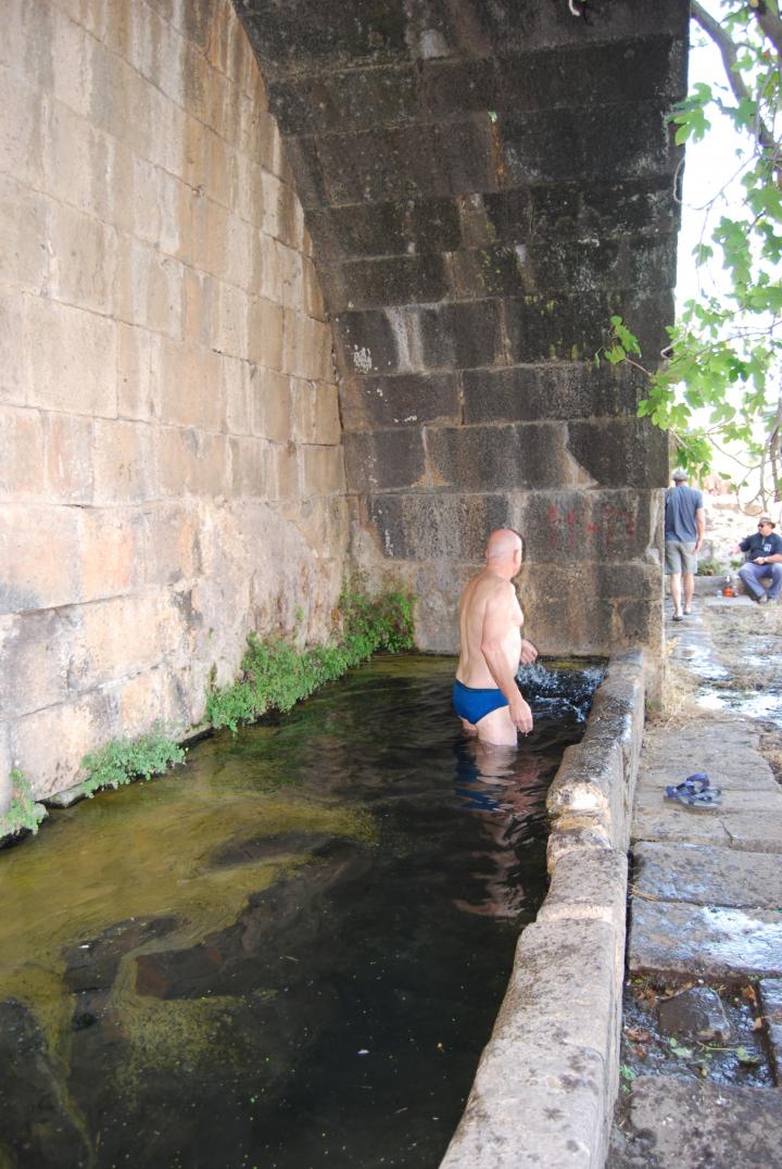 Double-arched spring, Em Hakshatot