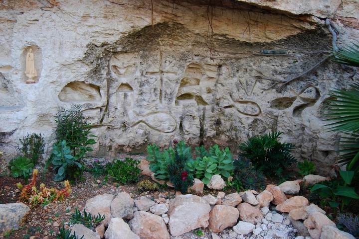 A modern garden with motifs from the burial caves nearby.