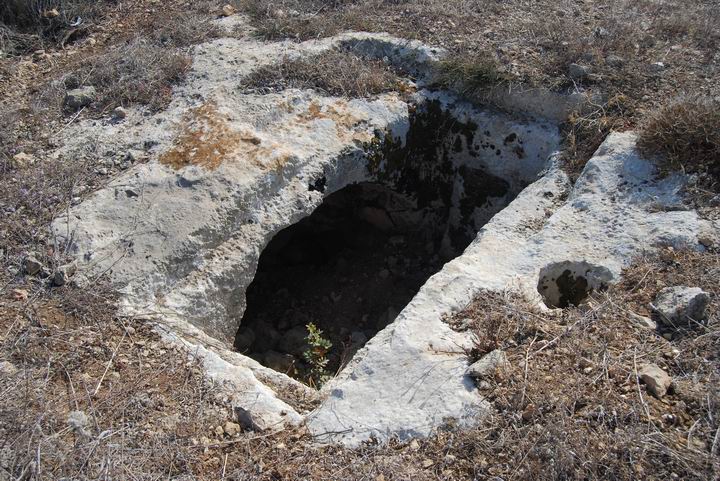 Khirbet Masref: Tomb on the south side