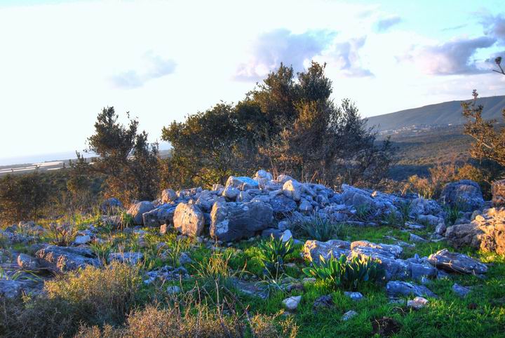 A small stone pile near Kh. Suggar - prehistoric site?