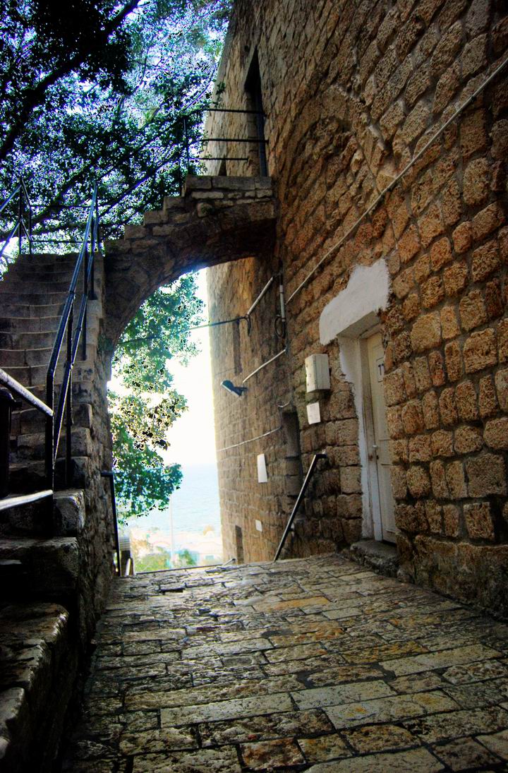 Entrance walkway to the cave.