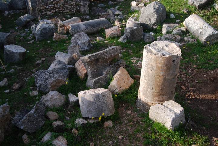 Khirbet Heskek: fragments on the floor of the church