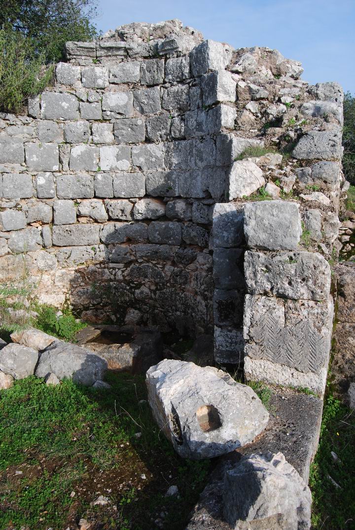 Khirbet Heskek: center apse - view from the west