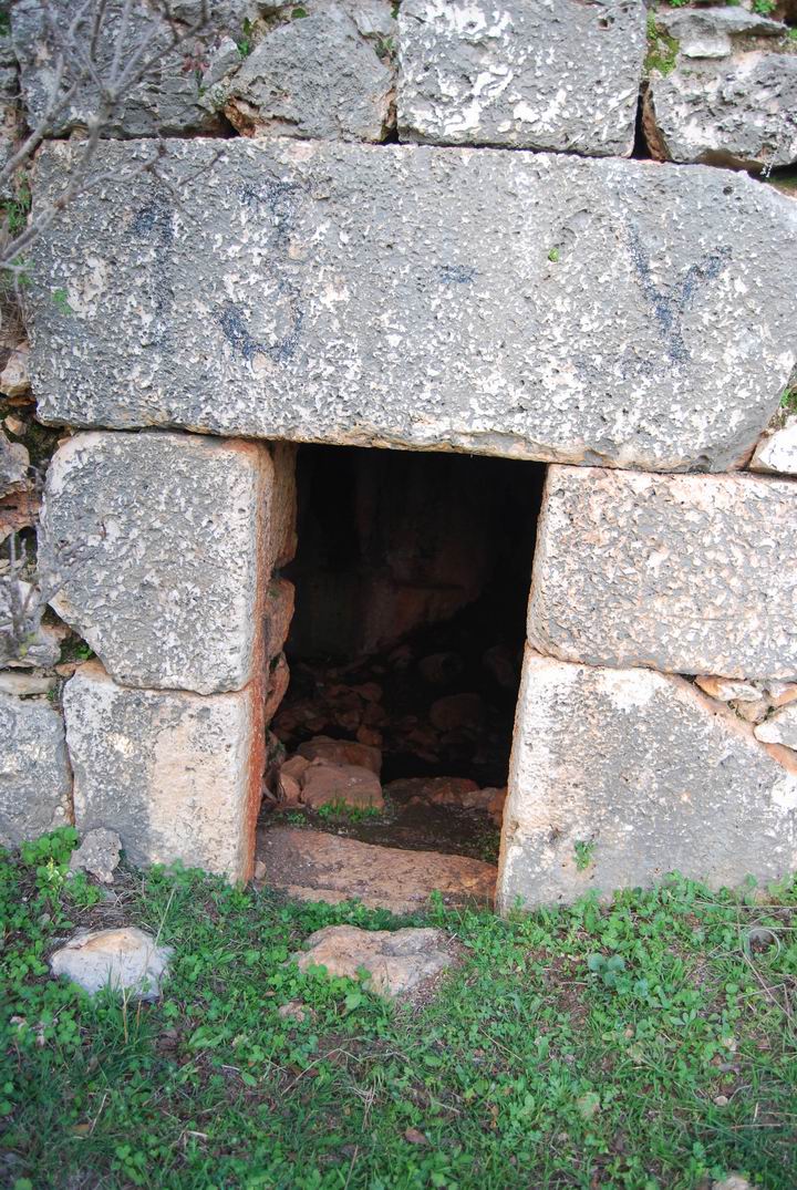 Khirbet Heskek: entrance to room under church