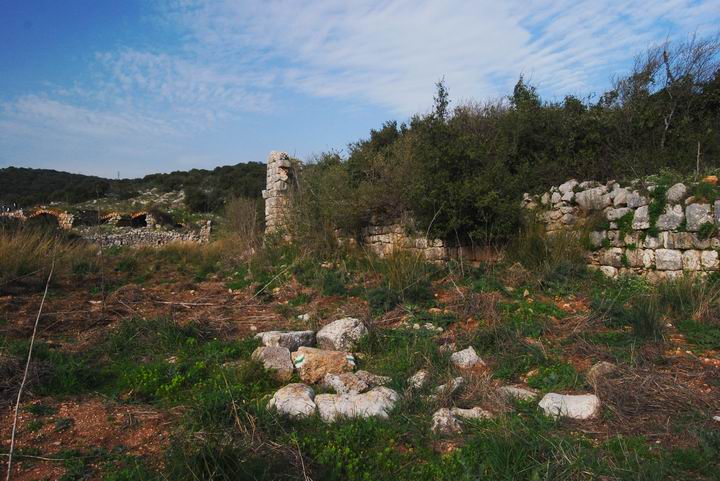 Hurvat (Khirbet) Mehoz : north-east structures