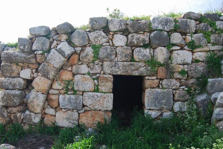 Hurvat (Khirbet) Mehoz - entrance to arched house