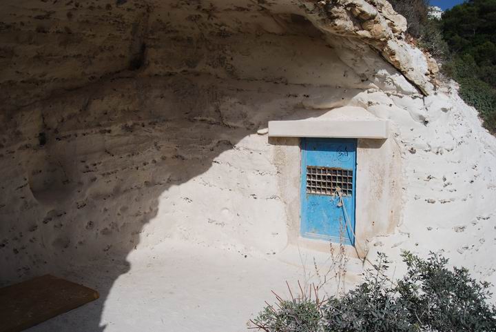 Two level cave in Siah brook