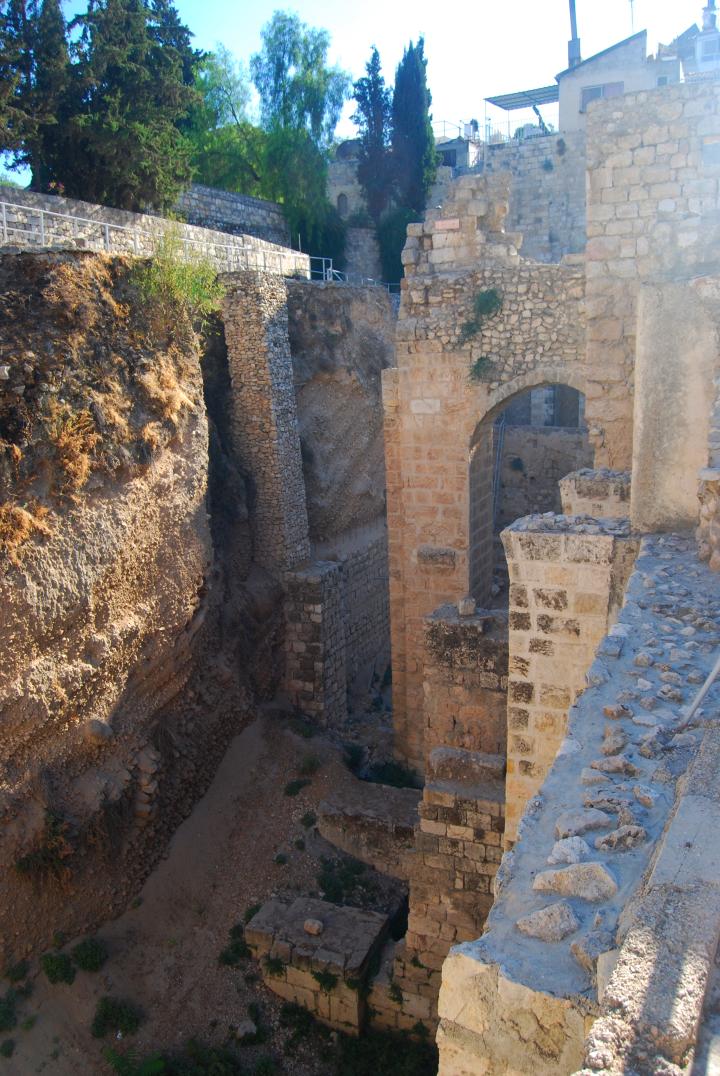 Bethesda: view towards the west - the great supporting arches