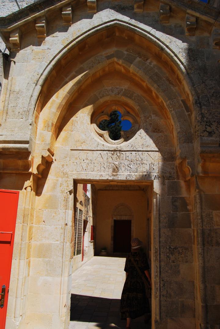 Pater Noster: entrance