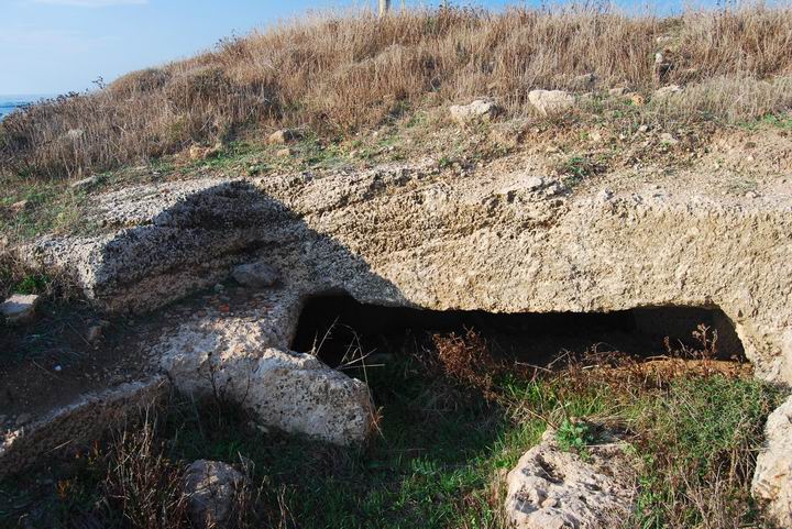 Tell Shavey Zion : cave and rock cuttings on the south-west side