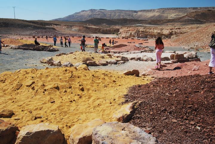 Ramon crater - Colored sand 