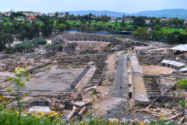 Tell Beit She'an: view towards south and the Roman city