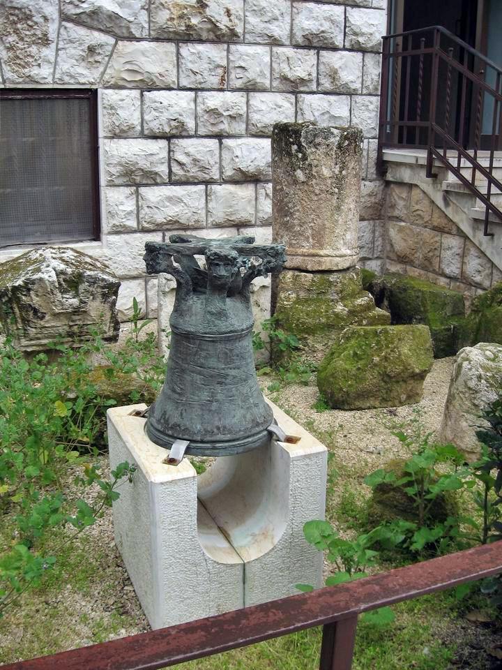 In front of the Terra-Santa convent there is a small collection of archeological artifacts that were found in the excavations around the church.