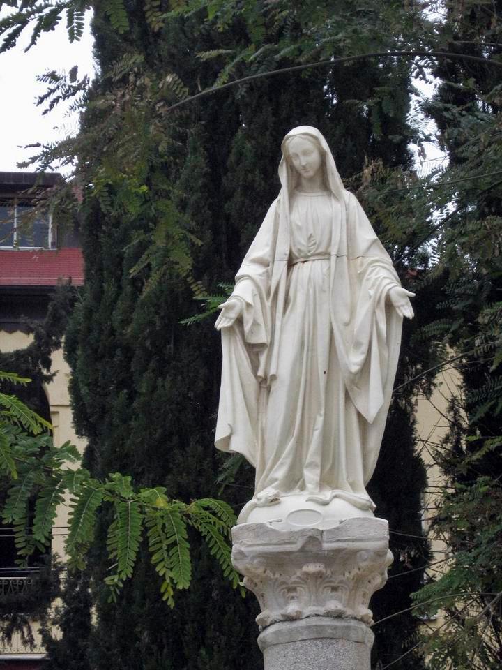 Statue of Mary in the garden of Saint Jozeph church.