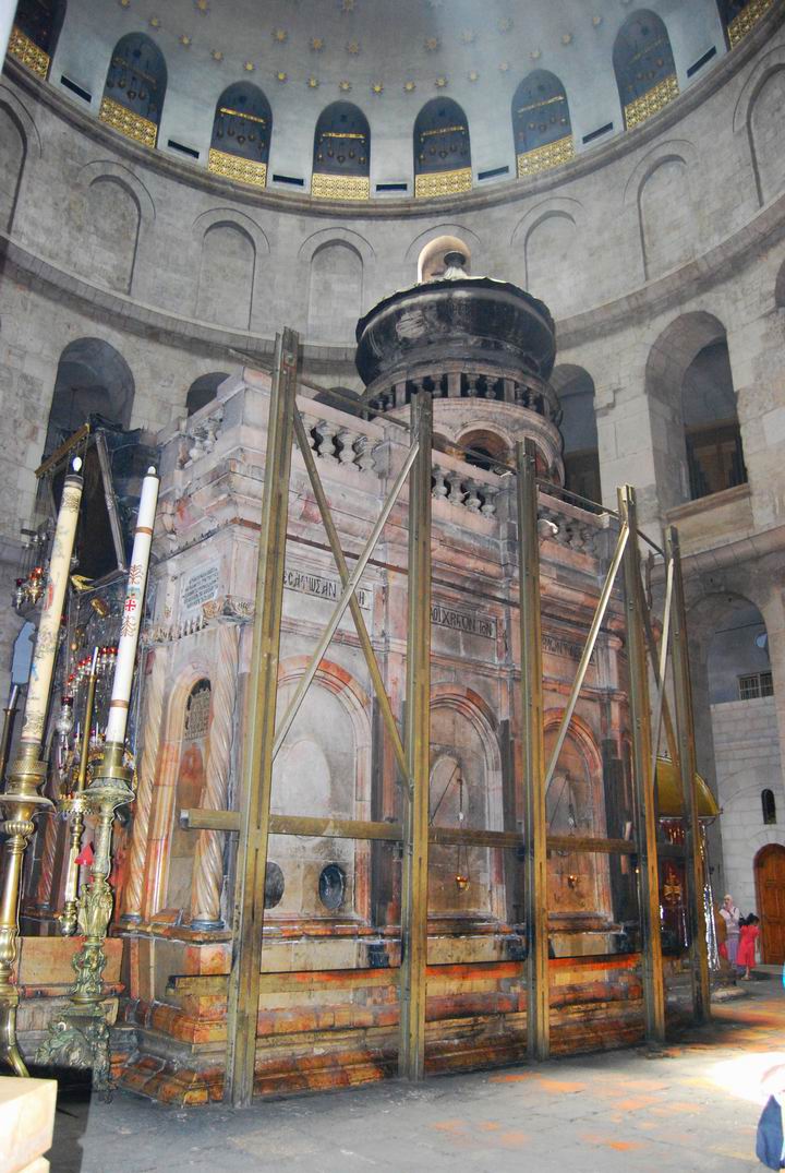 Tomb of Jesus within the Rotundo.