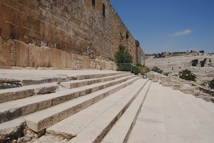 Monumantal steps that led to the temple on the south-east side.