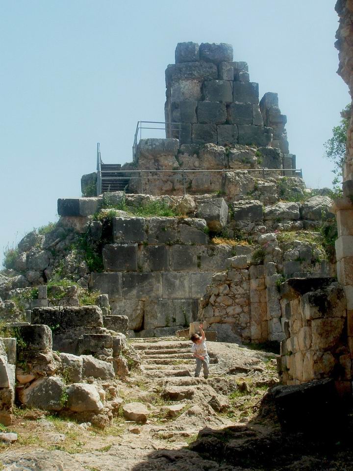 The eastern tower in Montfort.