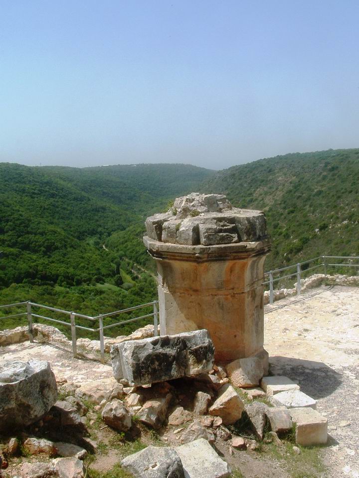 Octagon pillar in the western knights hall; view towards the sea.